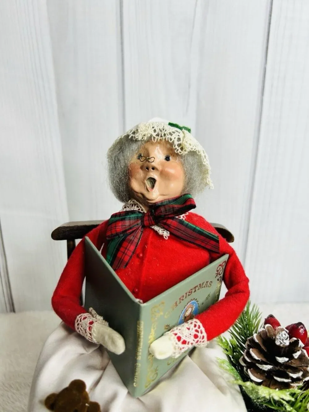 Byers Choice The Carolers Mrs. Claus Rocking Chair Wooden Base 1986 Vintage